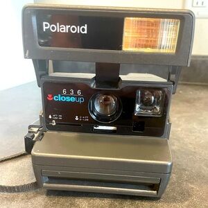 POLAROID 636 CLOSEUP INSTANT CAMERA EXCELLENT CONDITION . BLACK, COMPACT TO GO